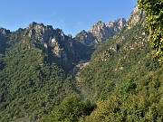 10 Dalla Madonna del Frassino vista sulla parte iniziale ghiaiosa della Val Gerona